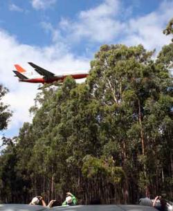 The DC10 swoops low over the Wombat State Forest before dropping retardant